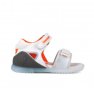 Sandalias blancas de niño...