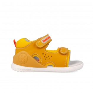 Sandalias amarillas de niño...